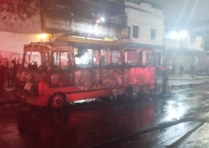 Camioneta de transporte público se incendió en Caracas