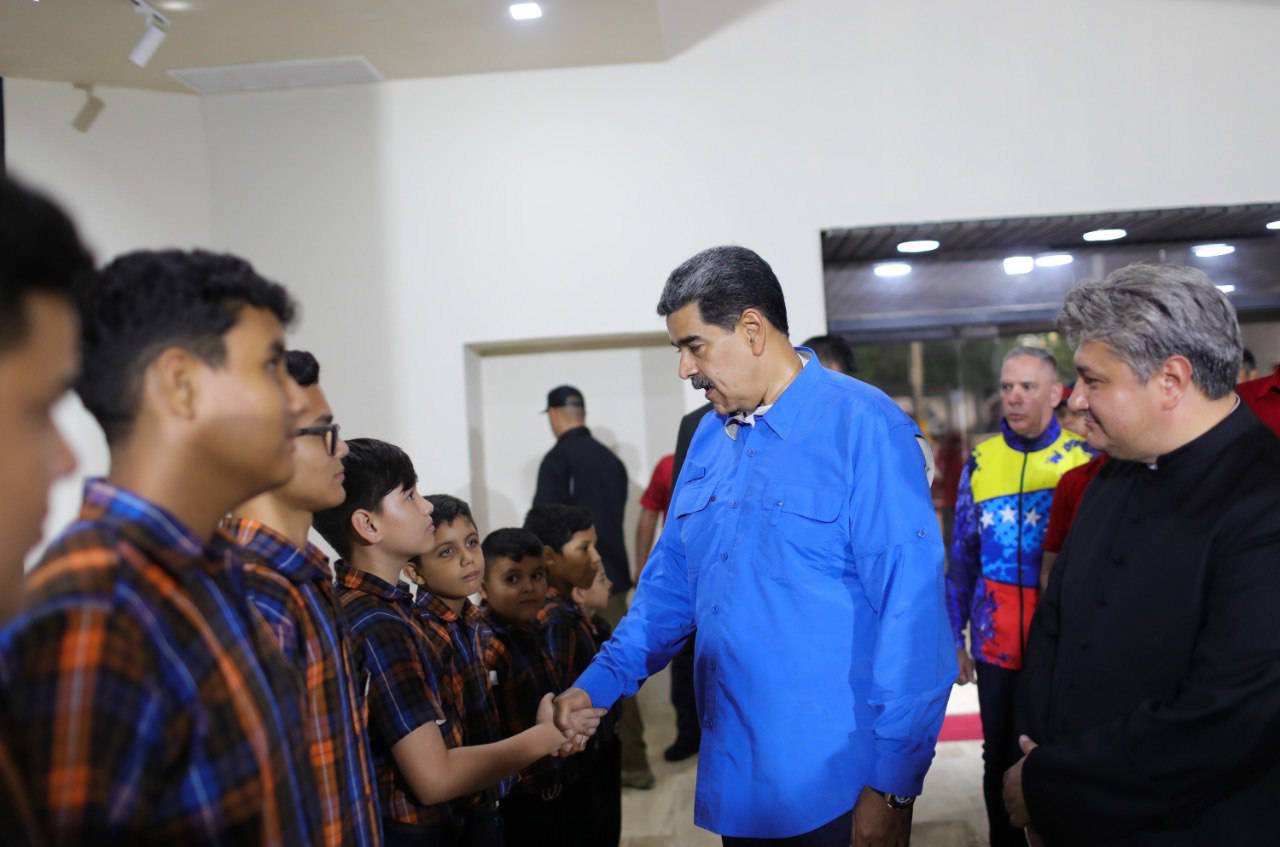 Maduro rehabilitó el Teatro de los Niños Cantores del Zulia