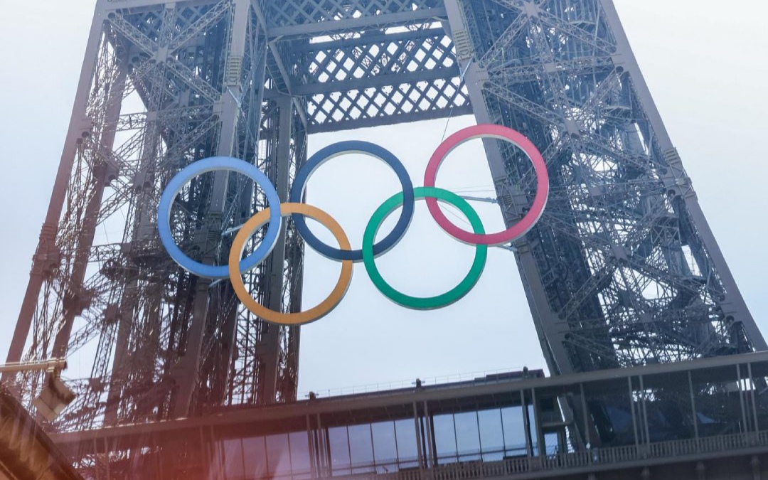 Los anillos olímpicos ya posan sobre la Torre Eiffel