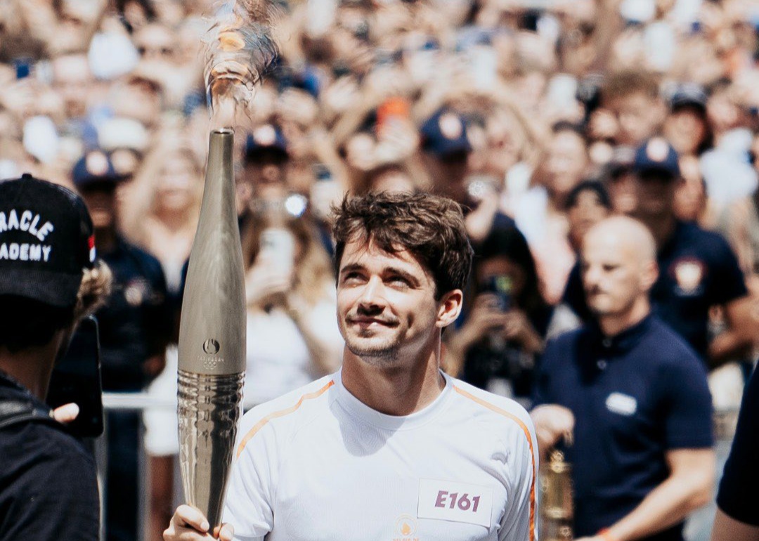 Charles Leclerc llevó la antorcha olímpica por las calles de Mónaco