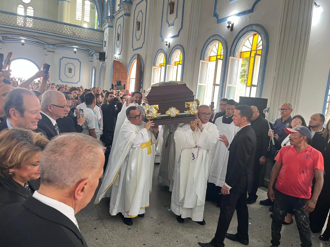 Zulianos y falconianos en una sola voz cantaron Sombra en los Médanos, para llevar a Monseñor Lückert a su última morada