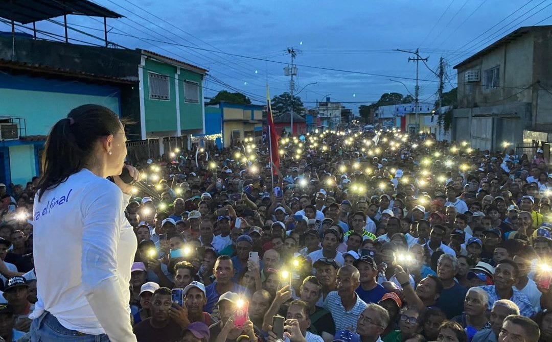 Simpatizantes acompañan recorrido de Machado en Colón bajo torrencial aguacero