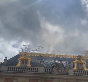 Evacúan el Palacio de Versalles tras detectarse humo que sale del techo