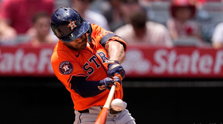 José Altuve alcanzó el décimo cohete de la temporada en derrota ante los Angelinos