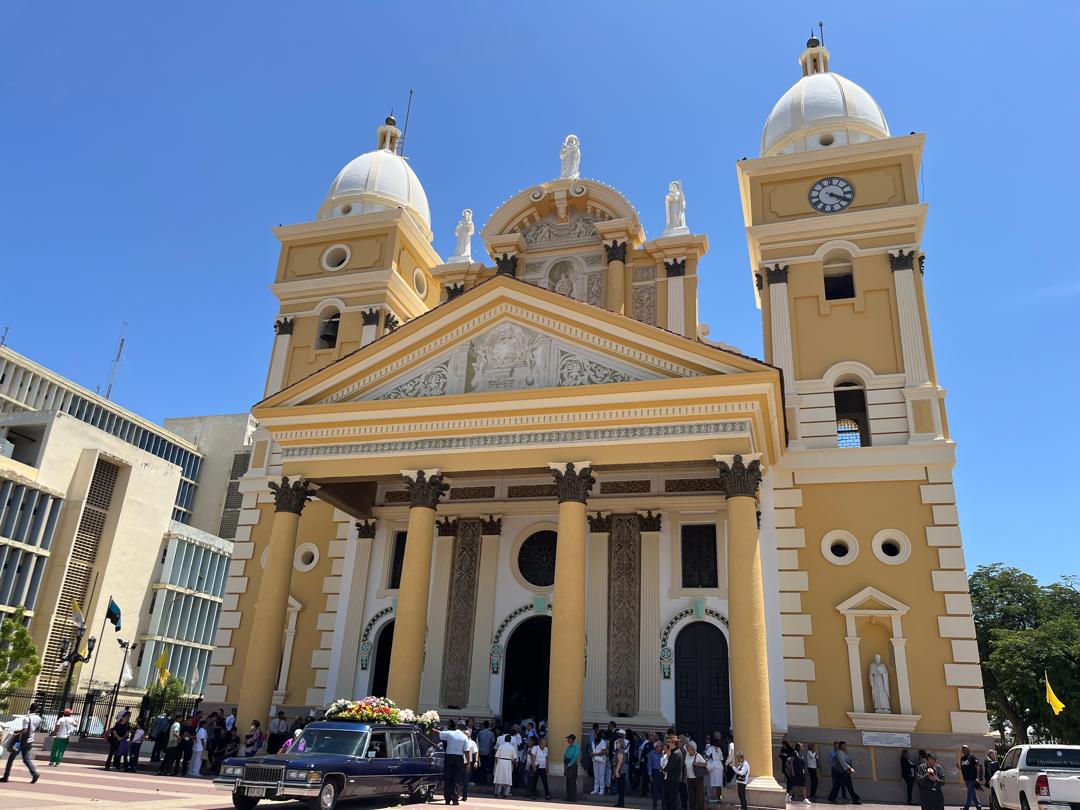 Con gaitas despidieron a monseñor Roberto Lückert en la basílica de Chiquinquirá: Sus restos reposarán en La Asunción, donde se inició como monaguillo