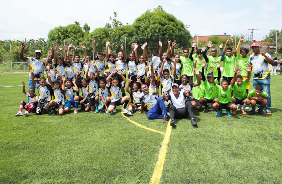 Nicolás Maduro inauguró el Campo de Fútbol Marizapa en el estado Miranda