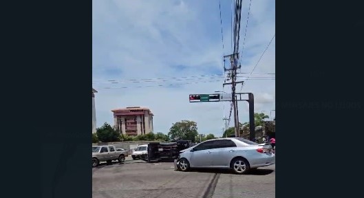 Reportan choque y vuelco de un vehículo en el semáforo de la urb. El Naranjal en Maracaibo