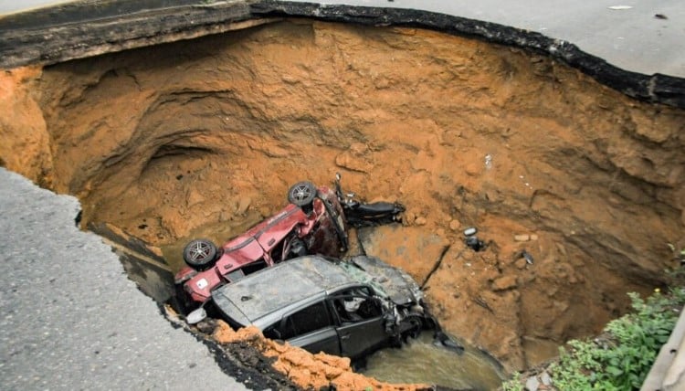 Cuatro muertos y tres heridos dejó el derrumbe de un puente en Barranquilla, Colombia