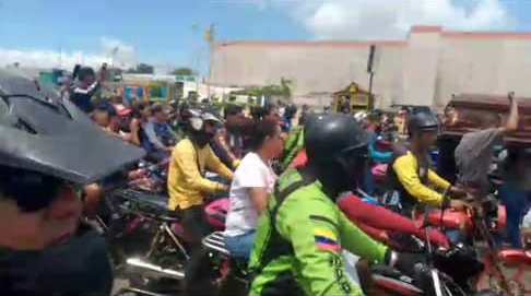 Más de 800 motorizados despidieron con una multitudinaria caravana a Johendri Mejía, el mototaxista que murió en el choque de la C-3