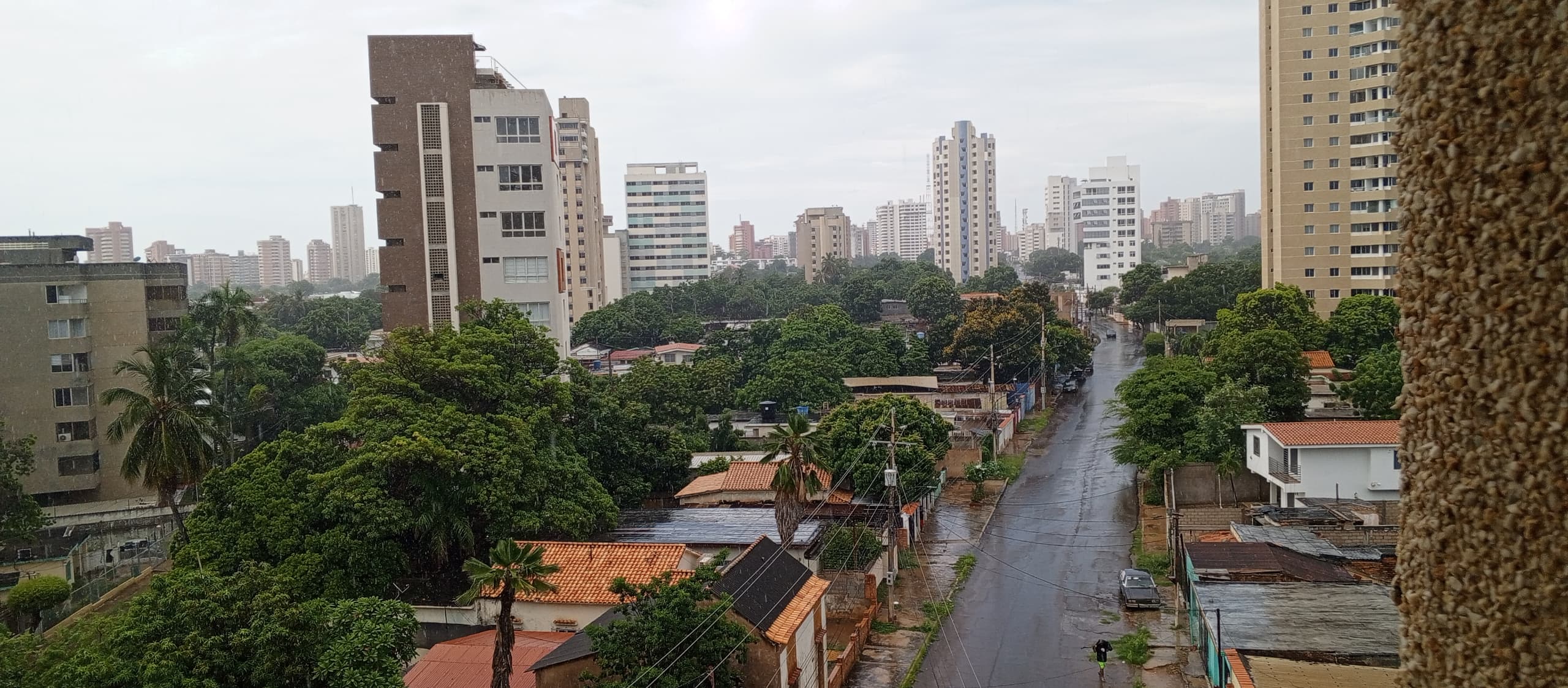 Chaparrón con ventisca cayó en Maracaibo a media mañana de este 26-Jun