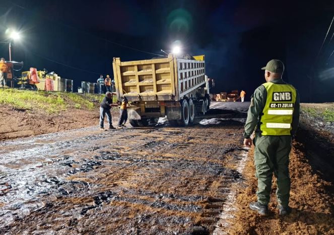 Laboran día y noche para restablecer paso del puente Cocuiza en vía Falcón-Zulia