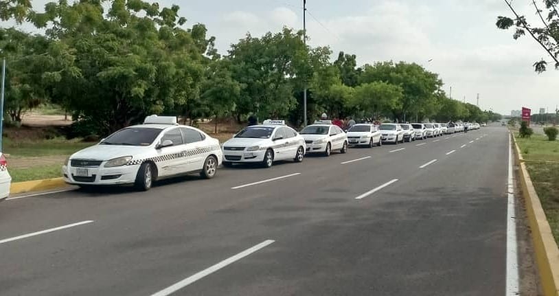 Choferes de taxi Orinoco en caravana exigen los títulos de propiedad: se dirigen al INTT de San Francisco