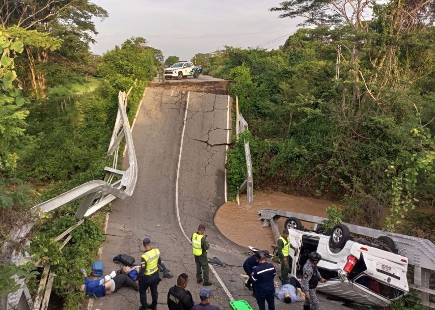 Nicolás Maduro ordenó investigar colapso de puente que une a Zulia con Falcón tras accidente