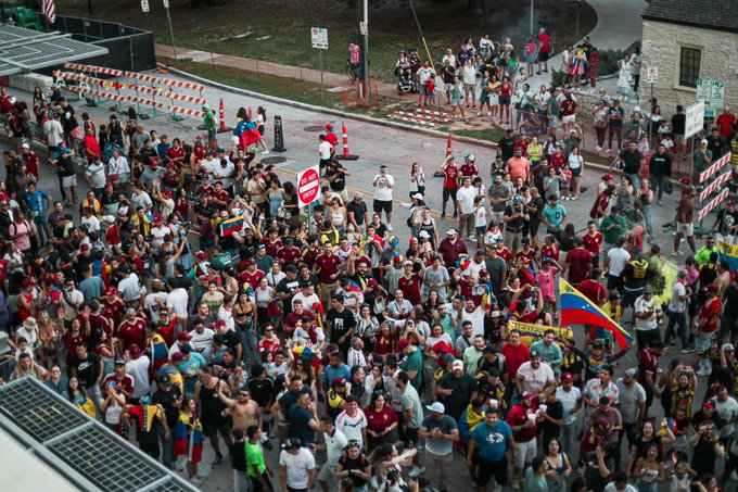 ¡Con la fe desbordada! Fanáticos venezolanos acompañaron a la Vinotinto previo al duelo ante Jamaica en Texas