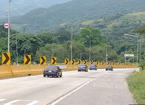 Falleció mujer al caerle una piedra mientras viajaba en un autobús por la autopista Valencia-Puerto Cabello