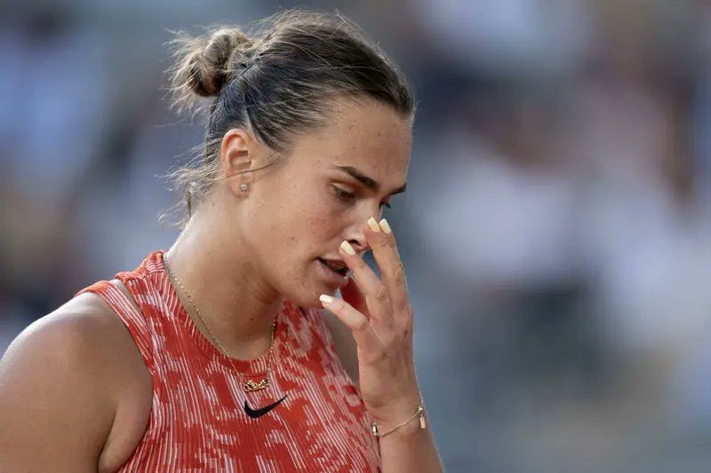 Aryna Sabalenka se retiró de Wimbledon por problemas en su hombro derecho