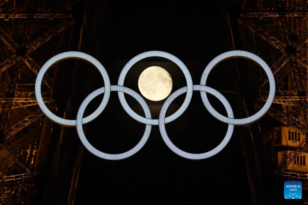 Magia en el cielo de París: La Luna entre los anillos olímpicos