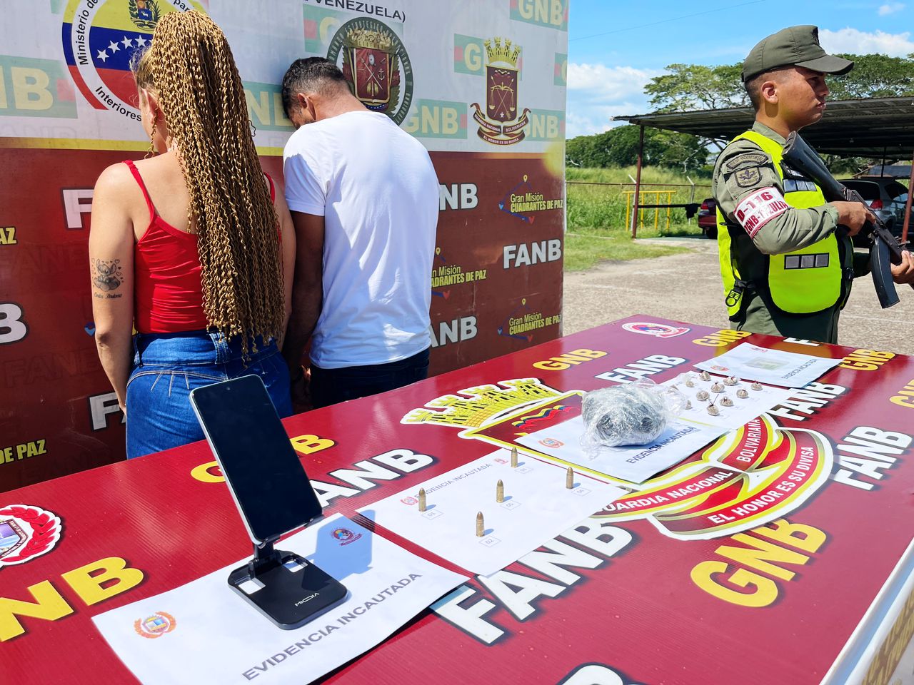 Un hombre y una mujer fueron detenidos por vender armas y drogas en la región Sur del Lago