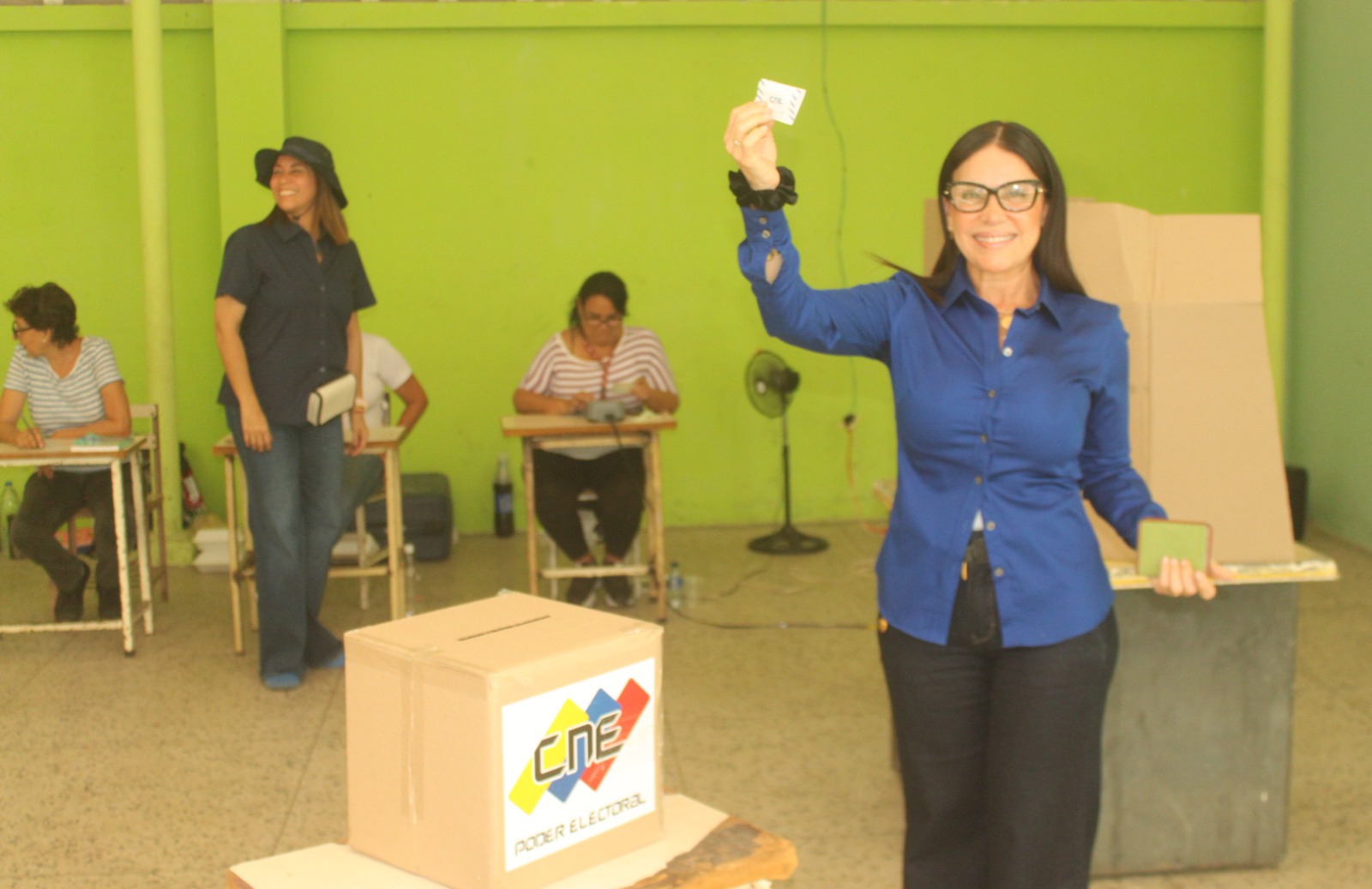 La primera dama del Zulia Eveling Trejo de Rosales depositó su voto