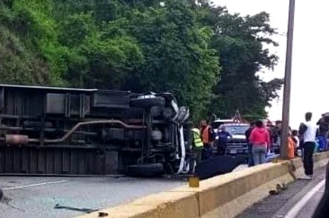 Tres muertos y al menos 20 heridos dejó vuelco de un camión en la ARC