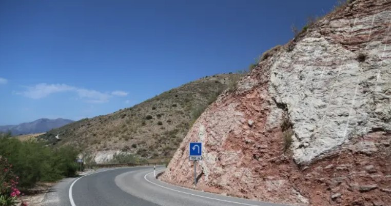 Esas extrañas cosas: Hay una carretera que el carro acelera cuando sube y se pone pesado al bajar