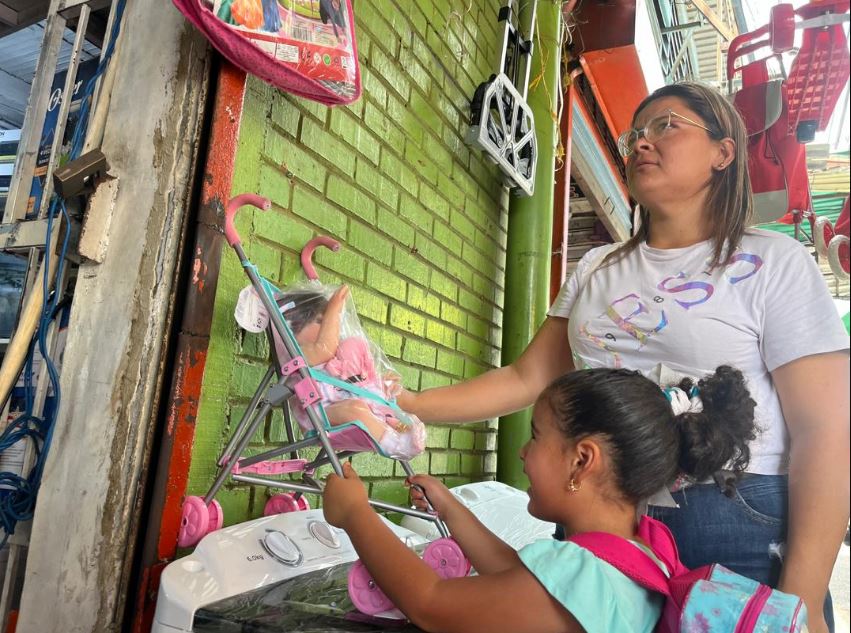 Con ilusión los niños escogen sus regalos para el domingo: Piscinas y bicicletas lo más solicitado en Las Playitas