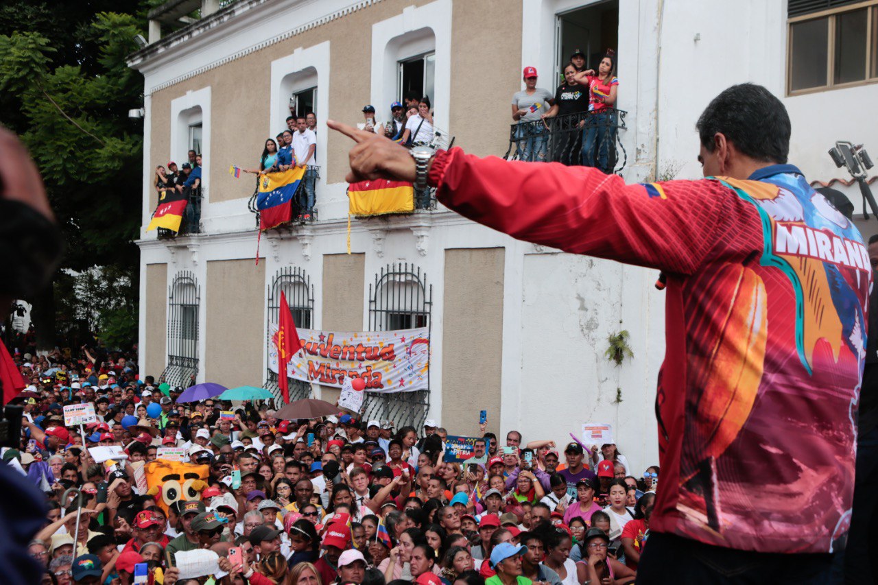 Nicolás Maduro promete hacer una pista moderna de atletismo en los Teques