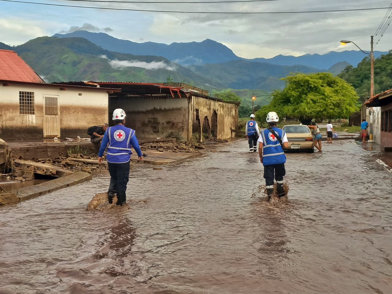 Cruz Roja venezolana atendió a más de 300 afectados por inundaciones en Cumanacoa tras el paso del Huracán Beryl