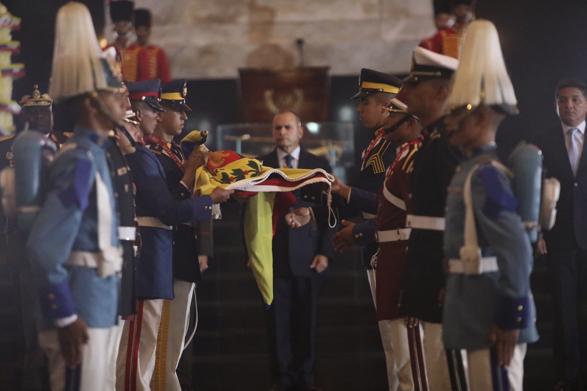 Autoridades izaron la bandera en el Panteón Nacional para conmemorar el Día de la Firma del Acta de Independencia y de la FANB