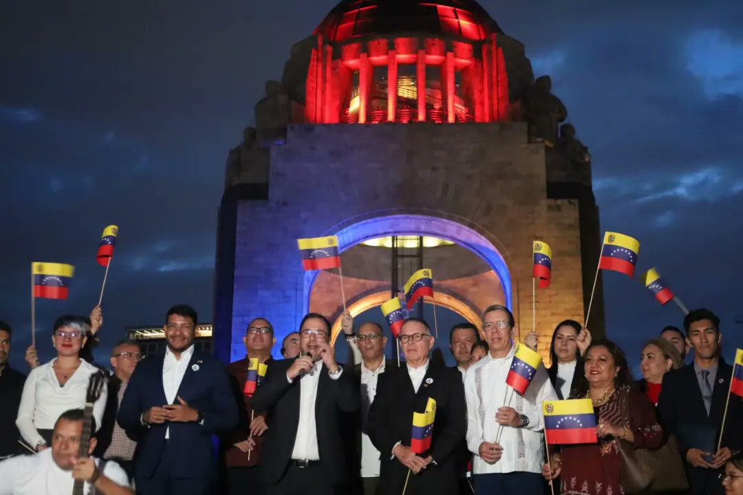 Con encendido de luces tricolor conmemoran los 213 años de la Independencia de Venezuela en México