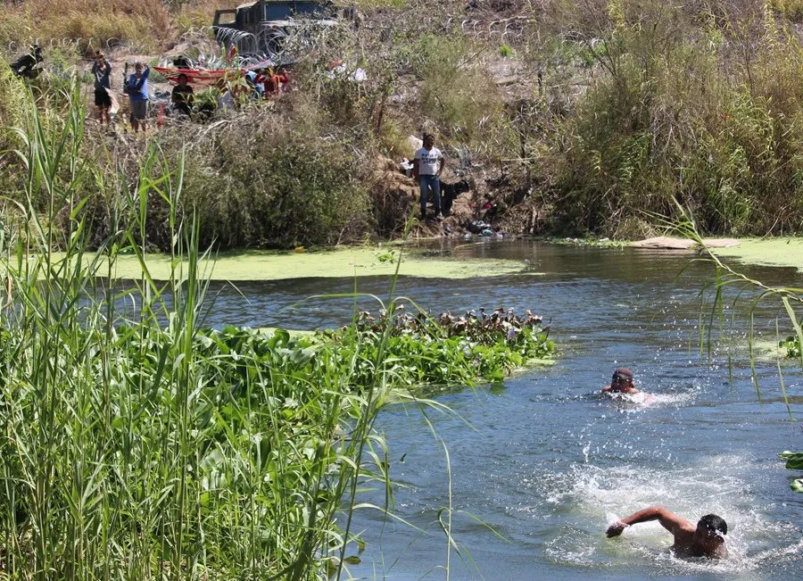 Rescatan a 54 migrantes en el río Bravo en un operativo entre México y EEUU: Cifra récord