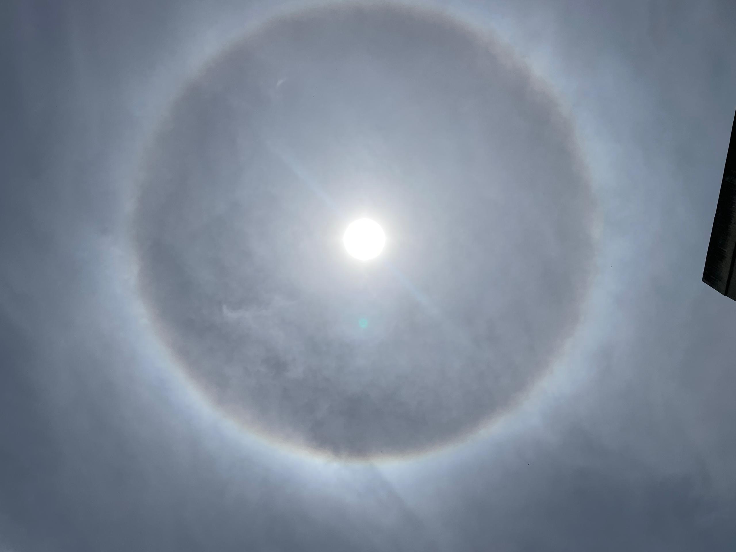 Con un halo solar recibe el cielo marabino el primer día de julio