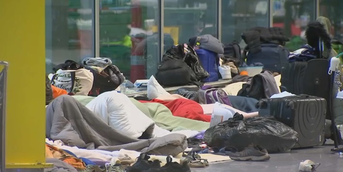 Piden desalojos a familias migrantes que duermen en aeropuerto de Boston