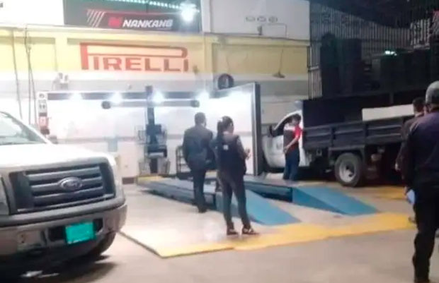 Lo aplastó la transmisión de un camión Silverado mientras lo reparaba en Mérida