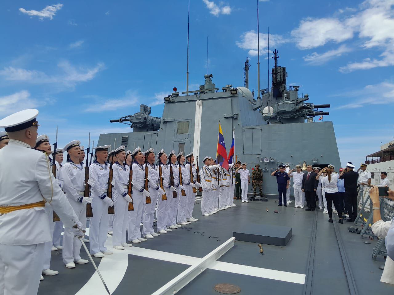 FANB despidió con honores a buques de la Armada rusa en el puerto de La Guaira