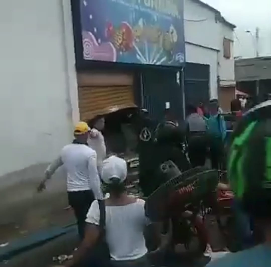 Manifestantes en Anzoátegui recuperaron lo saqueado de un comercio y lo devolvieron a sus dueños