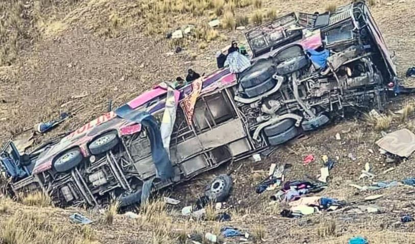 Tragedia en Perú: Autobús cayó a un abismo y dejó 25 muertos