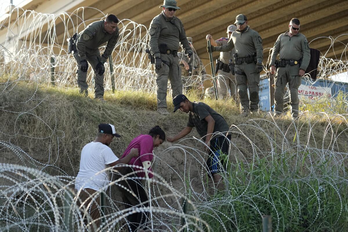 Autoridades de Texas quitan alambrada de navajas en la frontera con México