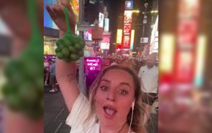 Influencer española es viral al comprar y explicar como se come el mamón en el Times Square de Nueva York: 