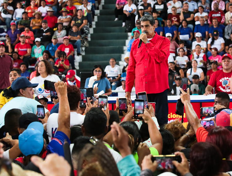 Maduro convoca a una segunda consulta nacional para elegir y financiar proyectos comunitarios