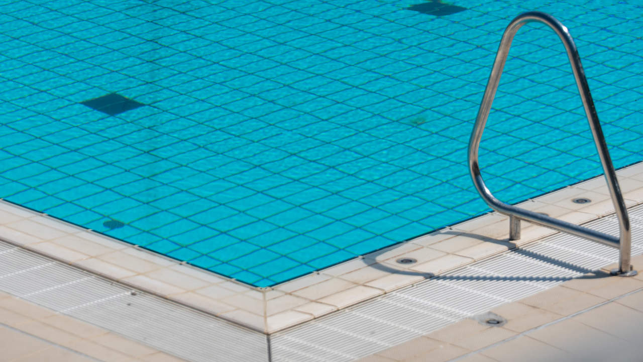 Murió ahogado un menor de 13 años al quedarse sujetado a la alcantarilla de una piscina en España