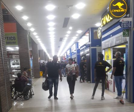 Se incendió local en la parte baja del centro comercial Gran Bazar de Maracaibo (+Video)