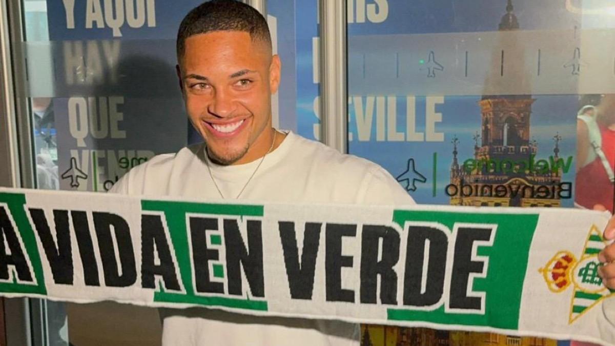 Vitor Roque se marcha de Barcelona para jugar cedido en el Real Betis