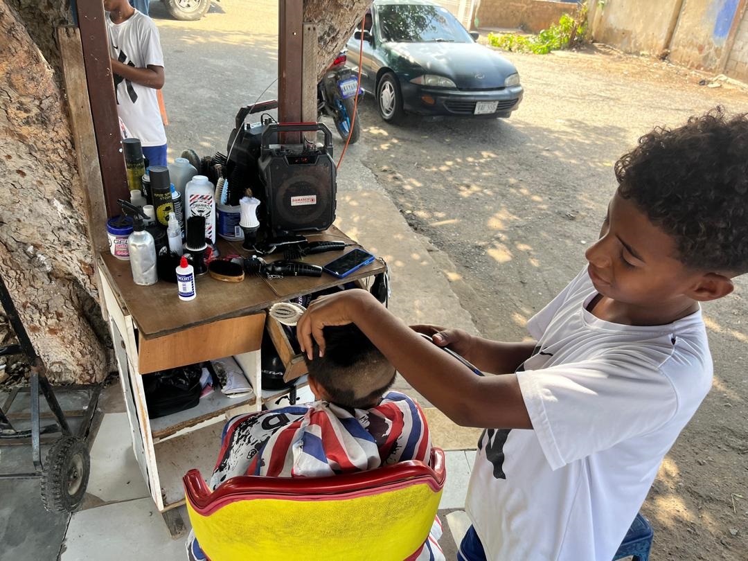 Jorman, el adolescente de 12 años que corta el cabello en una 