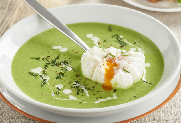 Cena rico con crema de guisantes y huevo poché