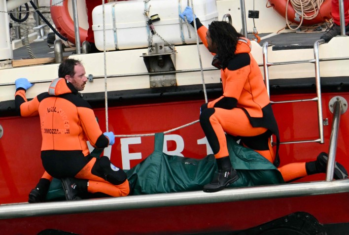 Hallaron cuatro cuerpos en el interior del velero hundido hace dos días en Sicilia, entre ellos los de un magnate británico y su hija