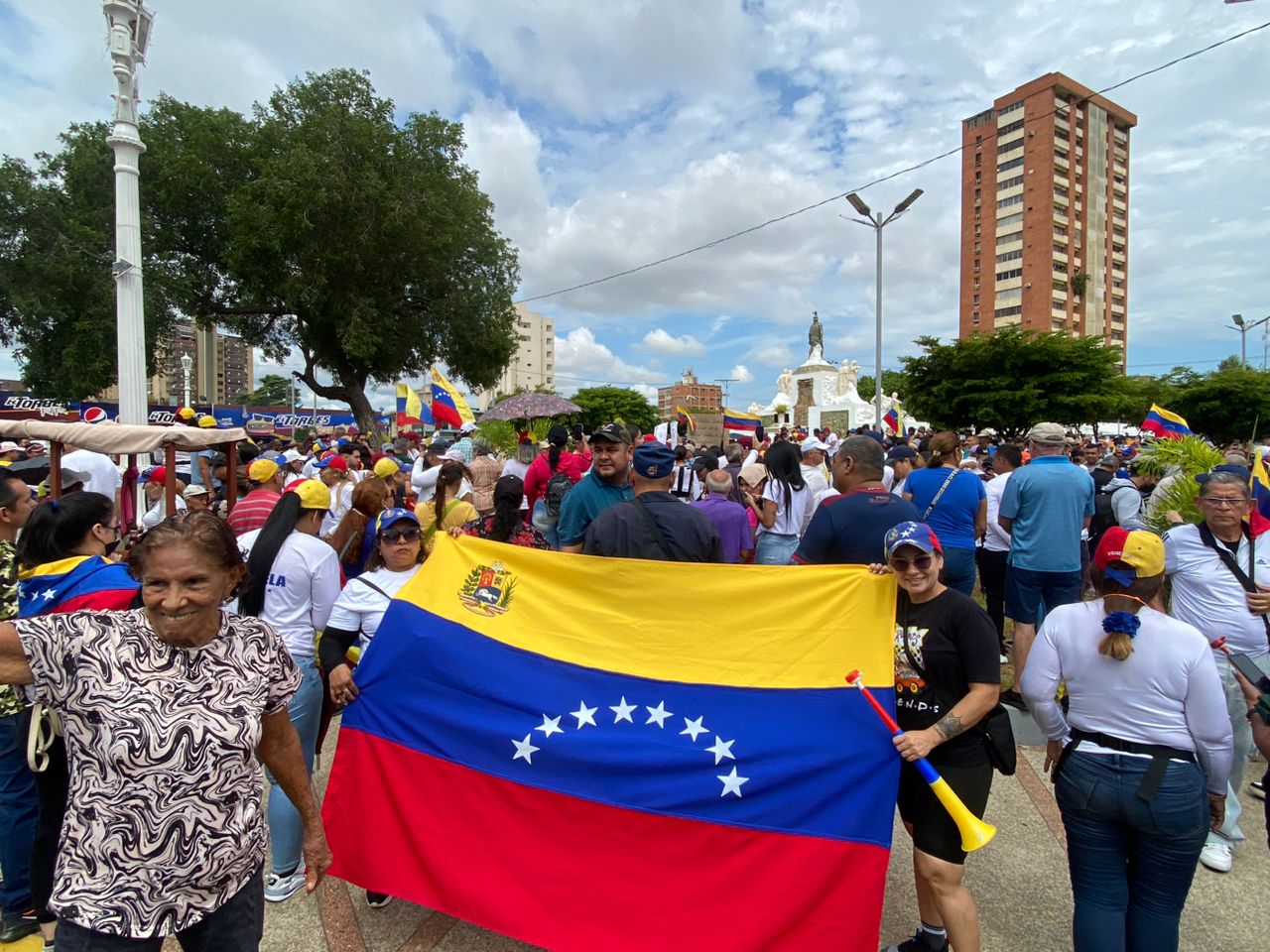 Marabinos se concentran en La Plaza Indio Mara ante el llamado de MCM