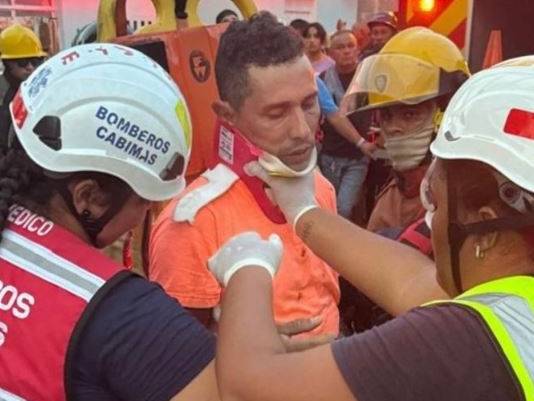 Hombre sobrevive de una descarga eléctrica tras realizar trabajos en un poste de Cabimas