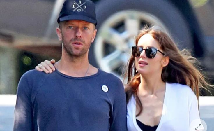 Desmienten ruptura amorosa del músico Chris Martin y la actriz Dakota Johnson