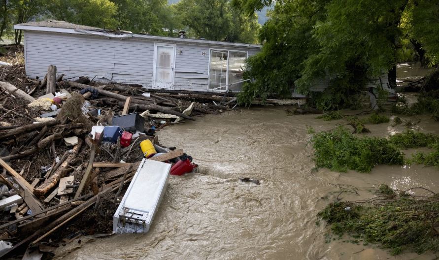 Debby se aleja de EEUU, pero persisten apagones y riesgo de inundaciones